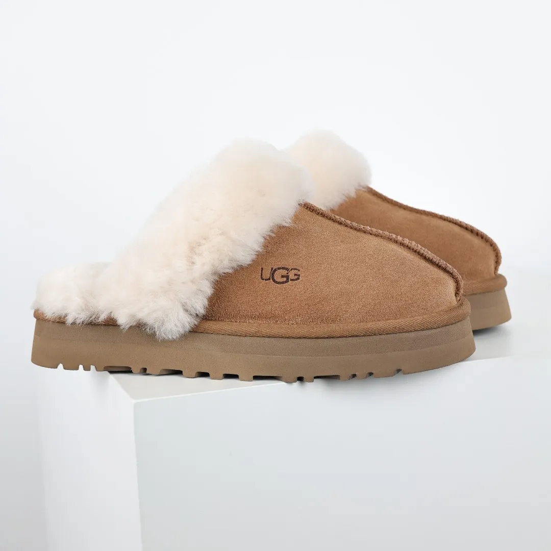 Pick up locally 💰520 The core recommendation is good price UGG Coquette lazy slippers thick sole Xiaohongshu hot model Henan Longfeng leather production Sheepskin integrated top quality in the market 2-3 cm cashmere insole to keep warm in winter and suitable for home use UUG has launched a style series in the new year, which is partially skewed towards the preferences of young consumers and has also moved to the forefront of fashion trends. Shoe body material Water-repellent coated suede upper 17mm UGGPURE™ implanted wool insole Lightweight non-slip comfortable rubber outsole With brand LOGO Trademark Comes with full packaging Size: 35 36 37 38 39 40